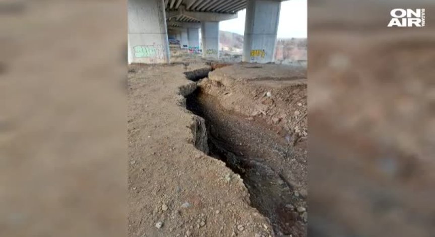 Граждани сигнализират за подкопани основи на мост на АМ 