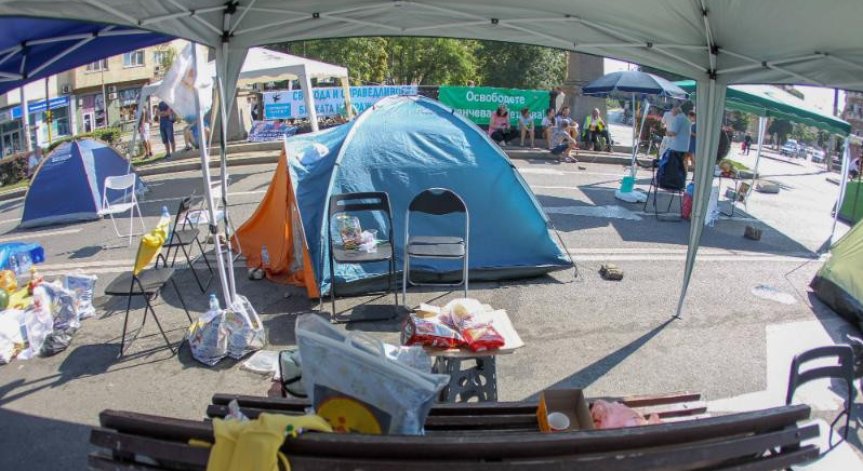 Протестиращи си искат палатките, събират се пред Второ РПУ