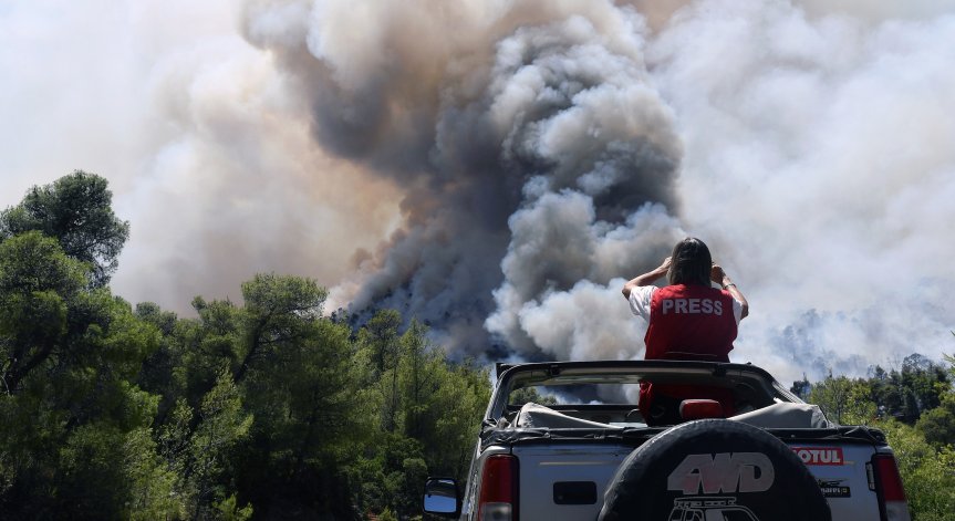 На терен работят 200 огнеборци.