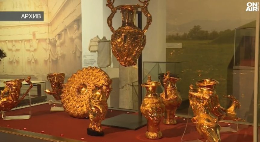 Златните съдове бяха пренесени в три специални огнеупорни кутии.