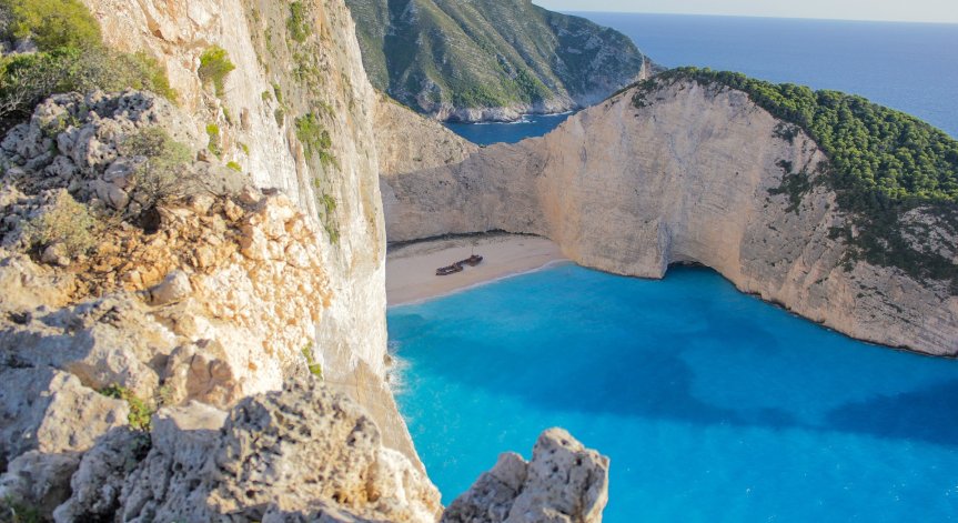 Лоша новина за българите: Затварят популярния плаж в Закинтос това лято