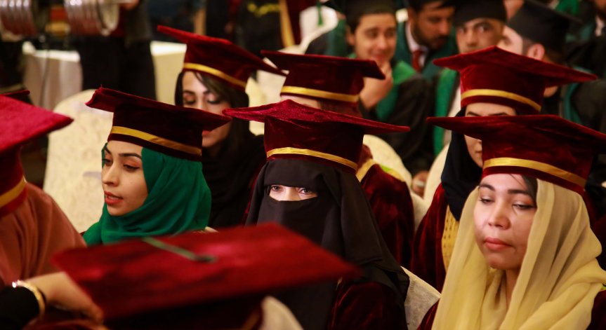 Талибаните връщат жените в университетите, но разделени от мъжете