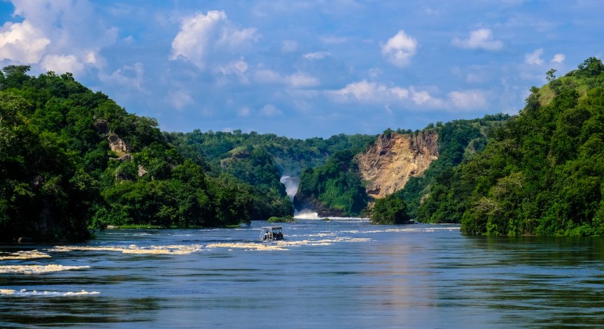 Двамата души на борда на хеликоптера са загинали.