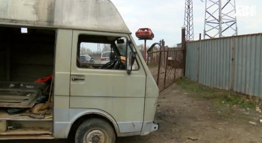 Откраднаха караваната на Руди Люберс - за малко да я нарежат за скрап