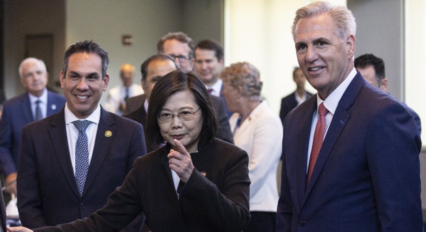 Китай разположи хеликоптер и 3 военни кораба около Тайван