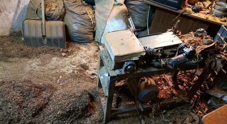 Митнически служители разкриха нелегален цех за тютюн в Ловешко