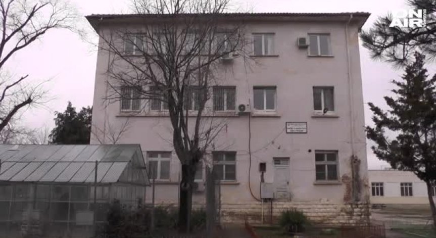 17-годишен полетя от третия етаж в Роман, в кома е
