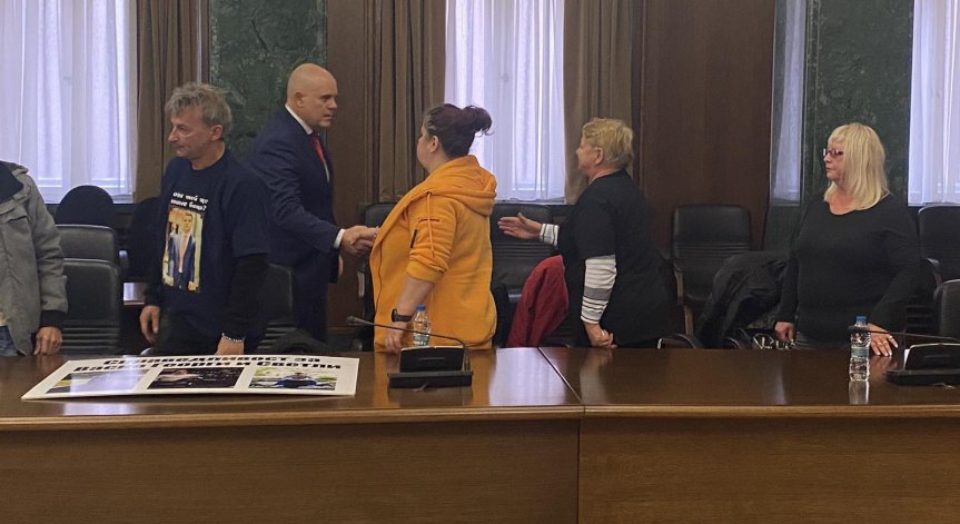 Гешев се срещна с близки на жертви в ПТП-та: Държавните институции сме им длъжници