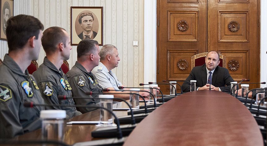 Радев прие пилоти, които ще се обучават в САЩ за новия изтребител