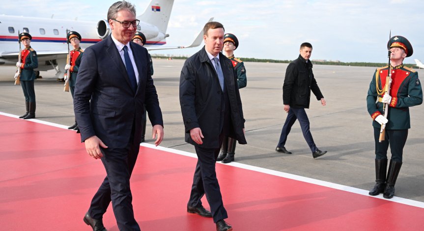 Александър Вучич говори при кацането си в Москва.