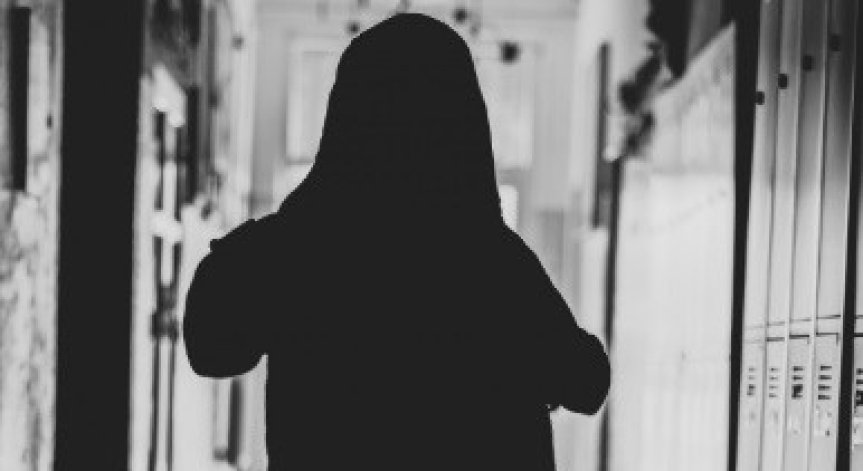 Приемен родител пребивал, рязал с нож и заплашвал, че ще убие поверено му дете