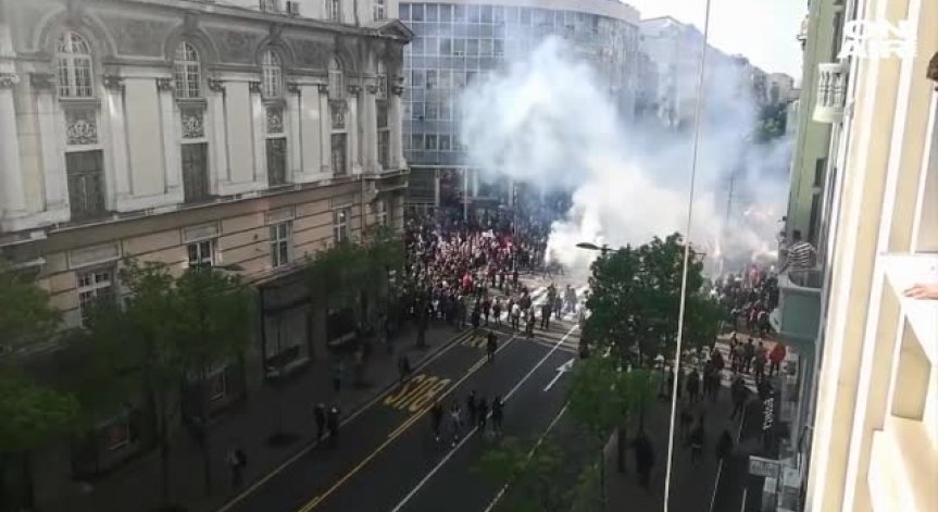 Хиляди излязоха на митинг в Белград в подкрепа на Вучич