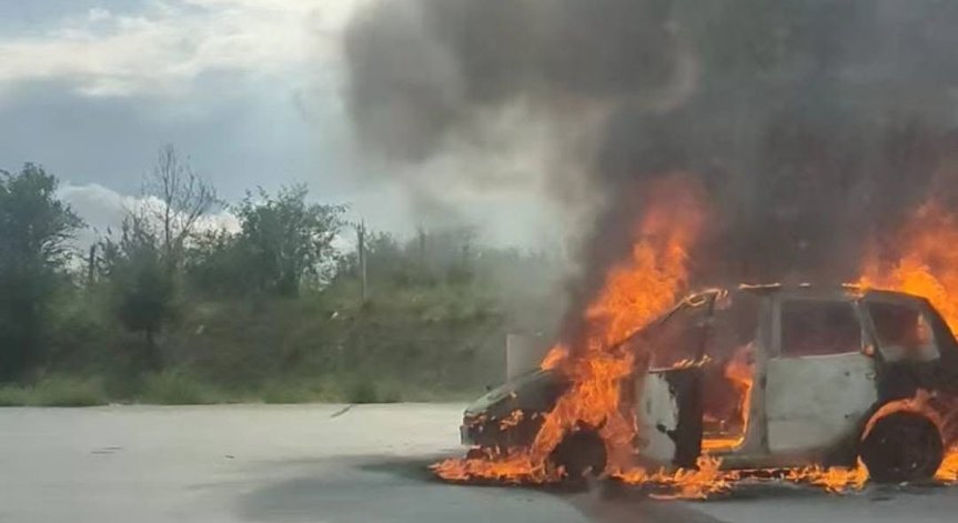 Автомобилът е пламнал в аварийната лента.