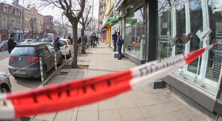 Издирват банковия обирджия в София, задигнал 15 хил. лева