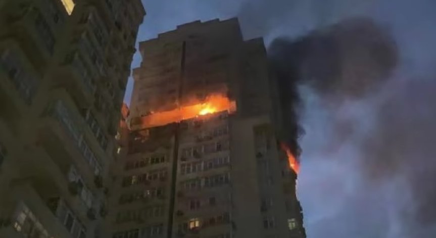 След руска атака срещу Киев пламна 25-етажен блок, двама загинаха, 11 са ранени