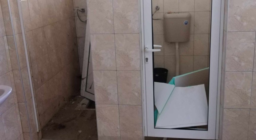 16-годишен вилня в обществена тоалетна в Дебелец и я потроши