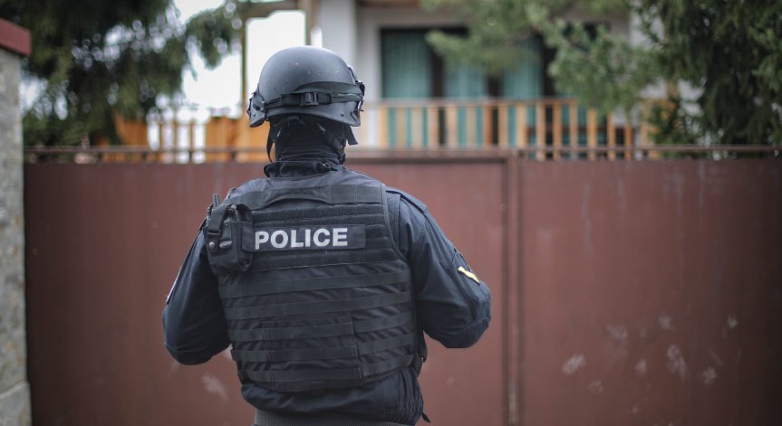 От жилищата на задържаните са иззети множество компютърни системи.