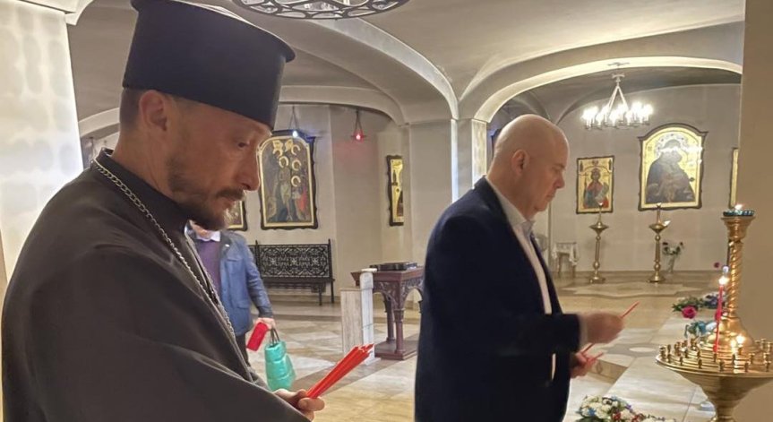 Гешев запали свещ в Буча, поднесе цветя на паметник в Бородянка
