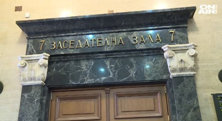 Съдът реши: Фенът, хвърлил бомбичката, остава в ареста