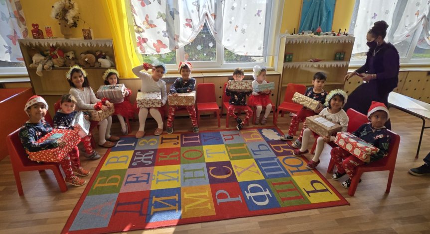 Зарадваха деца от уязвими групи в ромския квартал 