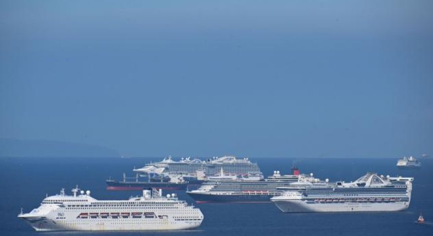 Над 200 хил. моряци по света остават блокирани на кораби