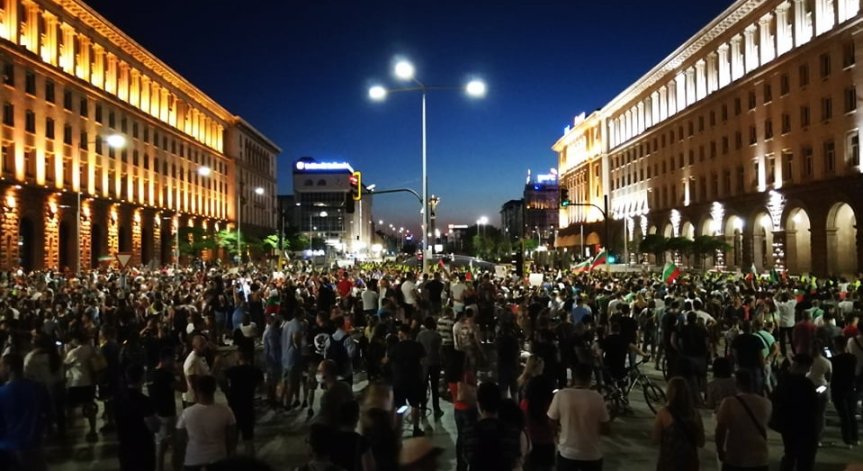 Двама полицаи пострадаха от бомбичка и стъклени бутилки при протестите
