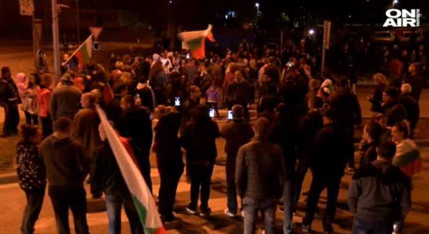 Пътна блокада: Хиляди търновци затвориха пътя София - Варна