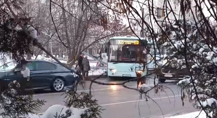 Пореден инцидент с автобус: Поднесе на лед и се заби в стълб в столичния 