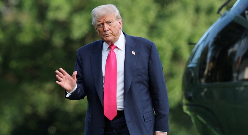 В речта си Хоган разкъса ризата си, за да разкрие потник с Тръмп и Ванс.