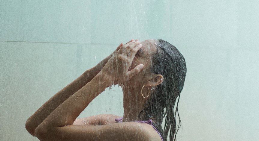 Лекар: Не си мийте лицето под душа с гореща вода