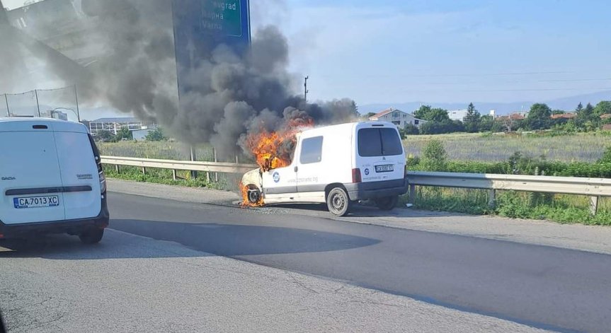 Кола пламна на Северната тангента в София