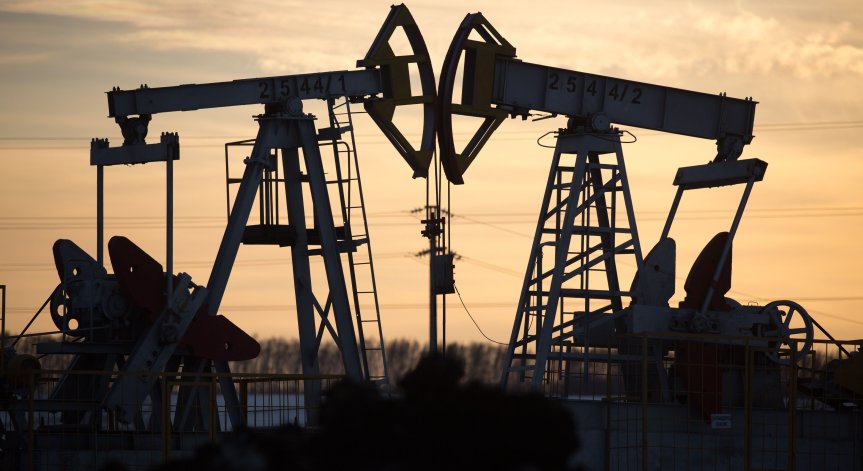 Цените на петрола тръгват нагоре, запасите от бензин намаляват