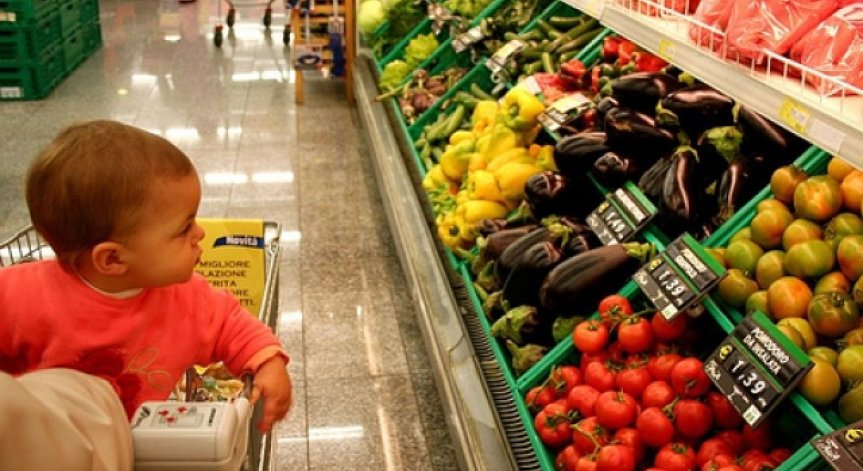 Българите са купували по-малко храна и повече мебели през юли