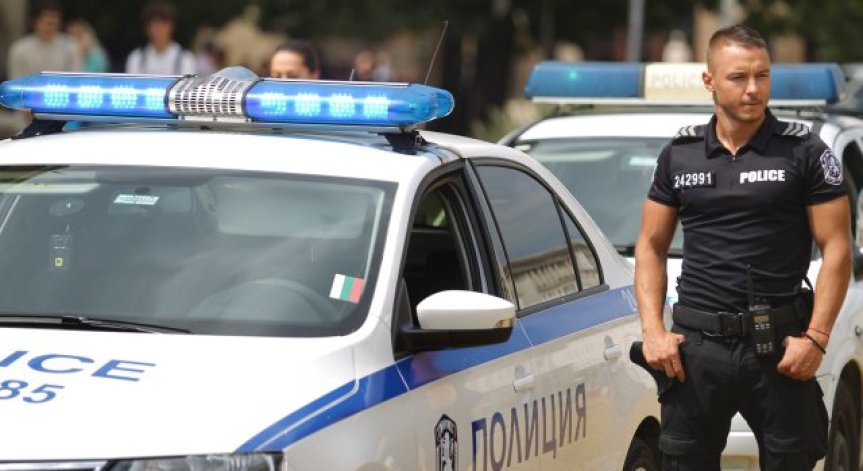 Пиян 58-годишен застрашава деца и родители: Стрелял с пистолет на площадка за игра