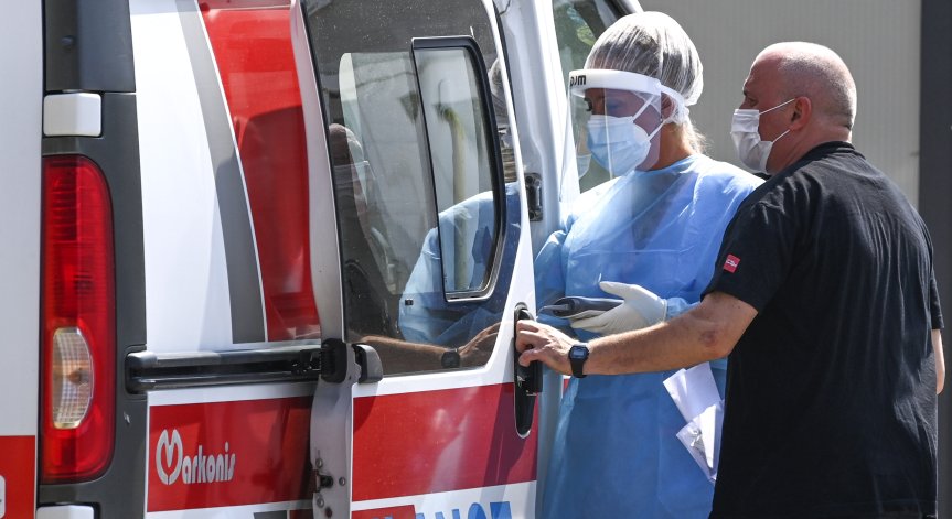 Вълна от заразени с Омикрон заля и Балканите