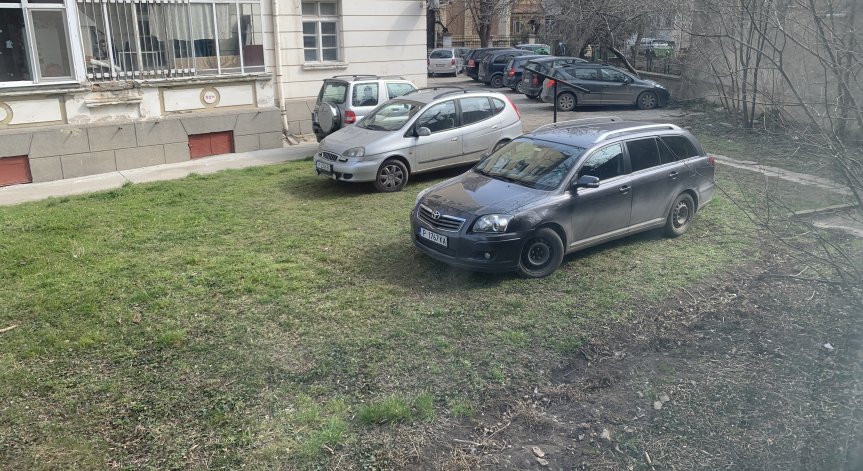 Отново нагло паркиране в зелени площи на Русе