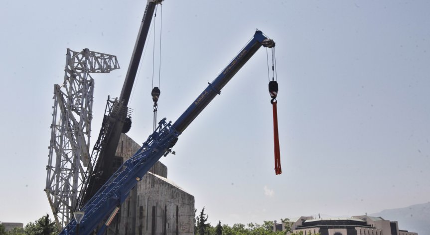 Започна извозването на запаления пред НДК кран