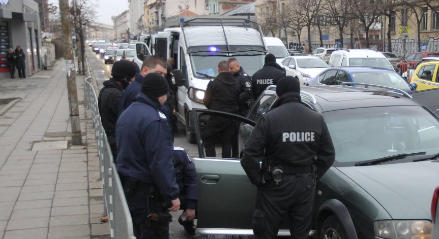 МВР съобщи за арестувани след сбиванията в София, полицаи респектират по улиците