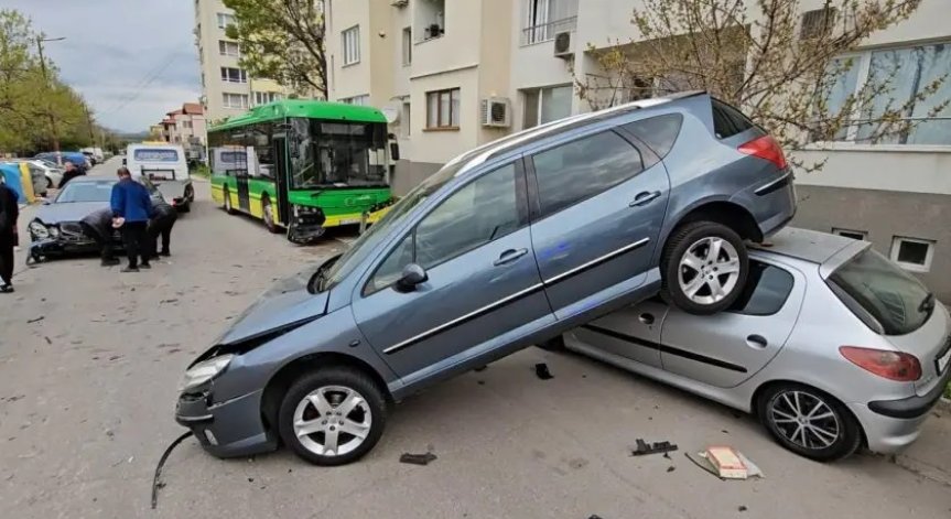 Електрически автобус отнесе 3 коли на улица в Хасково