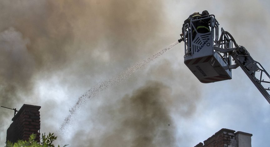 Пожар изпепели 7 къщи в ямболско село, в две са живеели хора