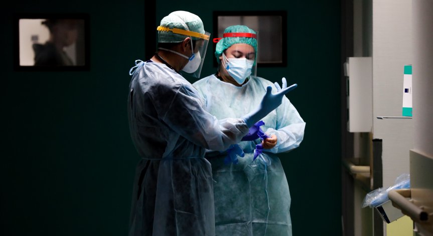 Нов симптом на Ковид-19 - оцветява пръстите от червени до лилави