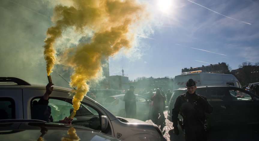 Със сълзотворен газ разпръскаха 