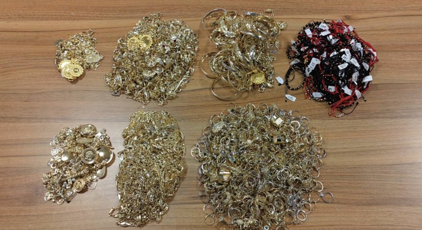 Задържаха контрабандни златни накити за над 400 000 лв. на 