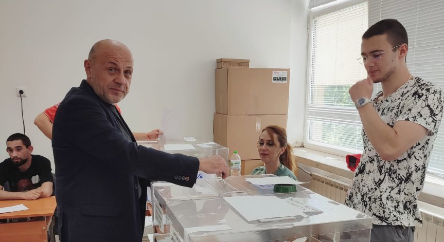 Дончев: Гласувах с надеждата следващите 4 г. да не се налага да се явяваме на избори