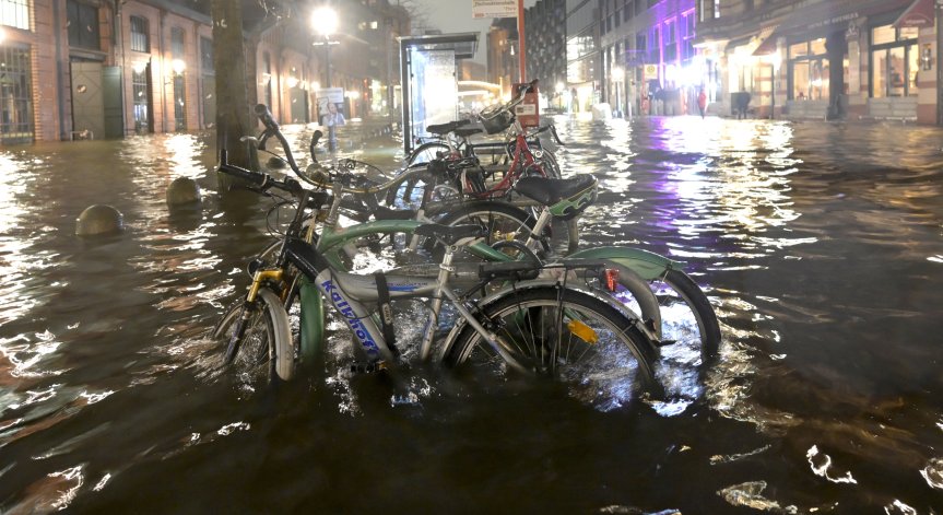 Силна буря връхлита Европа, в Германия очакват големи наводнения