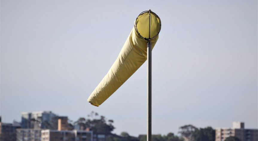 Съвети за безопасно поведение при силен вятър