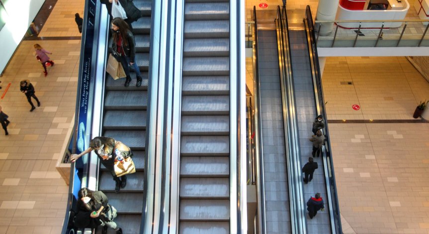 Евакуираха мол в центъра на София