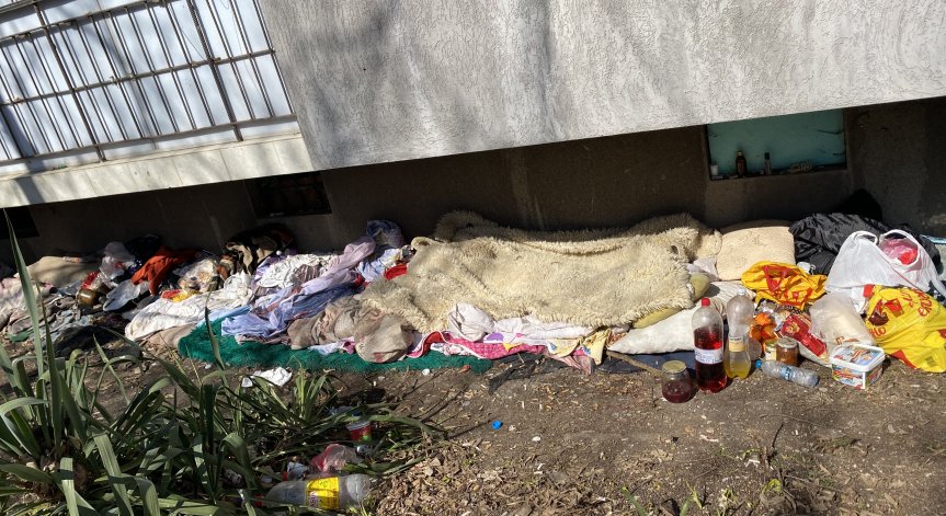 От HelpBook: Клошари се заселиха трайно под терасата ни