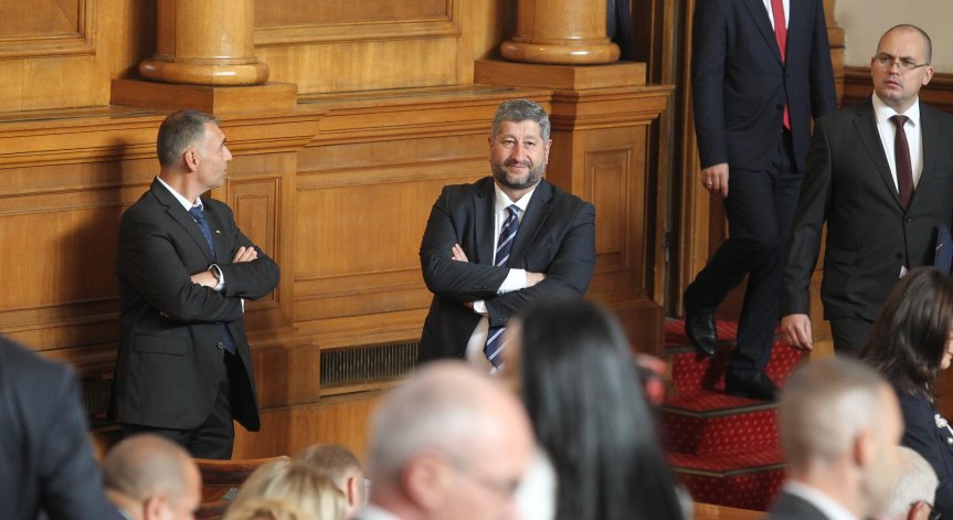 ДБ внесе 8 законопроекта и решение за укрепване на армията с оказване на военна подкрепа на Украйна