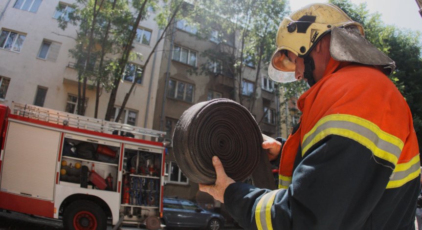 Овъглено тяло на мъж откриха ден след пожар в хале в Ямбол
